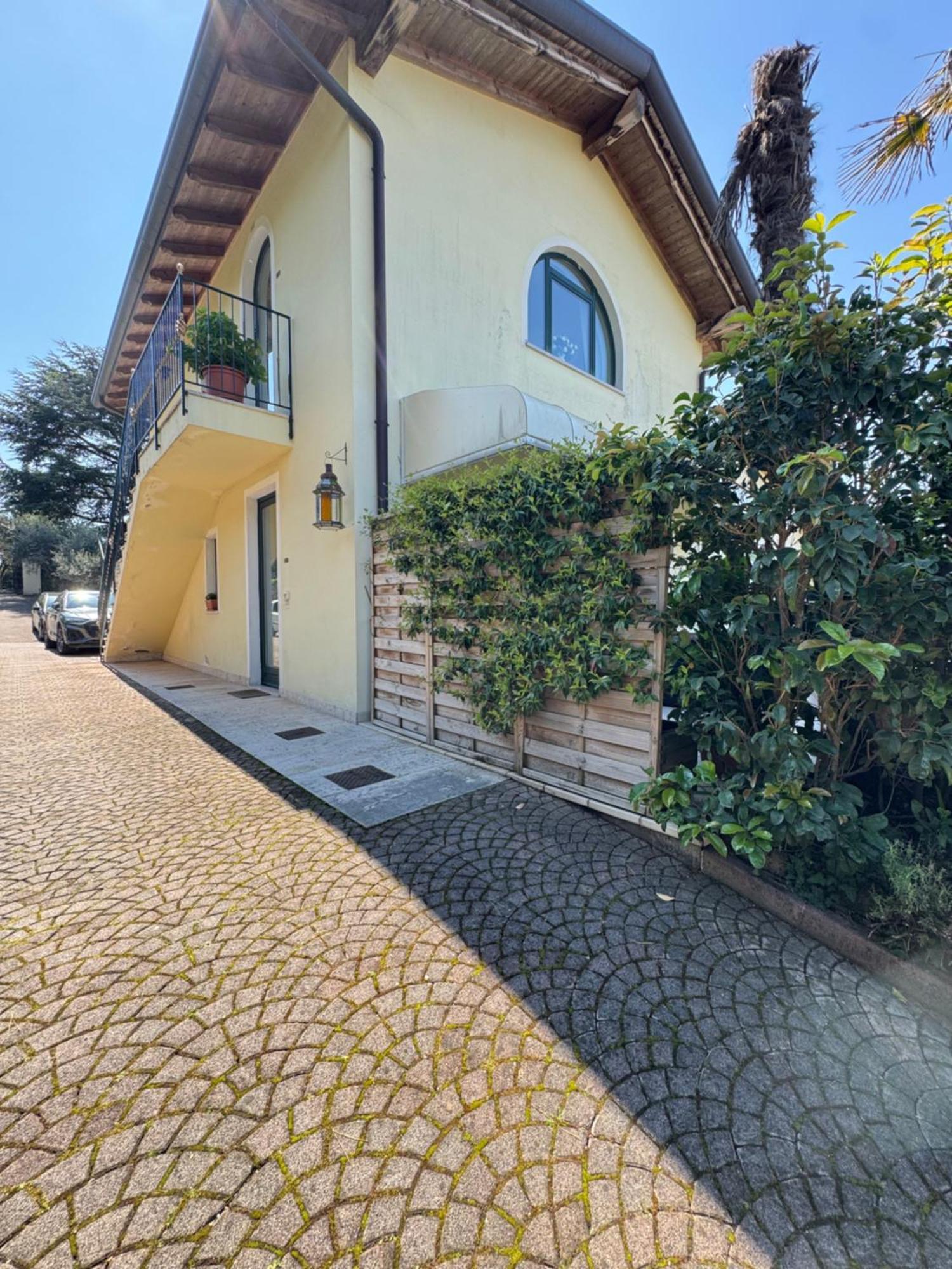 Appartamento La Perla Torri Del Benaco Exterior photo