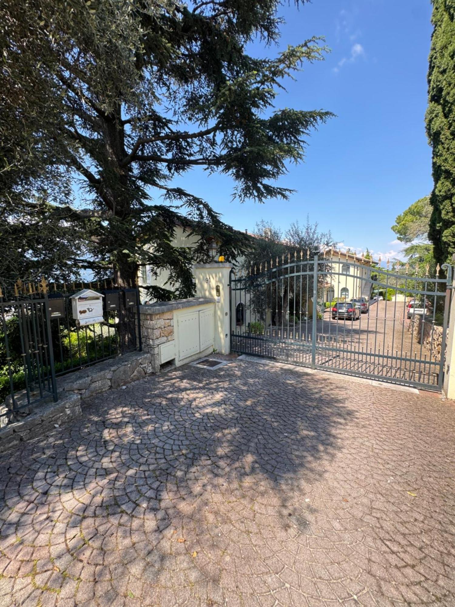 Appartamento La Perla Torri Del Benaco Exterior photo